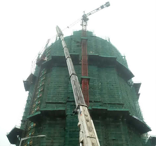大化吊车在工地上作业